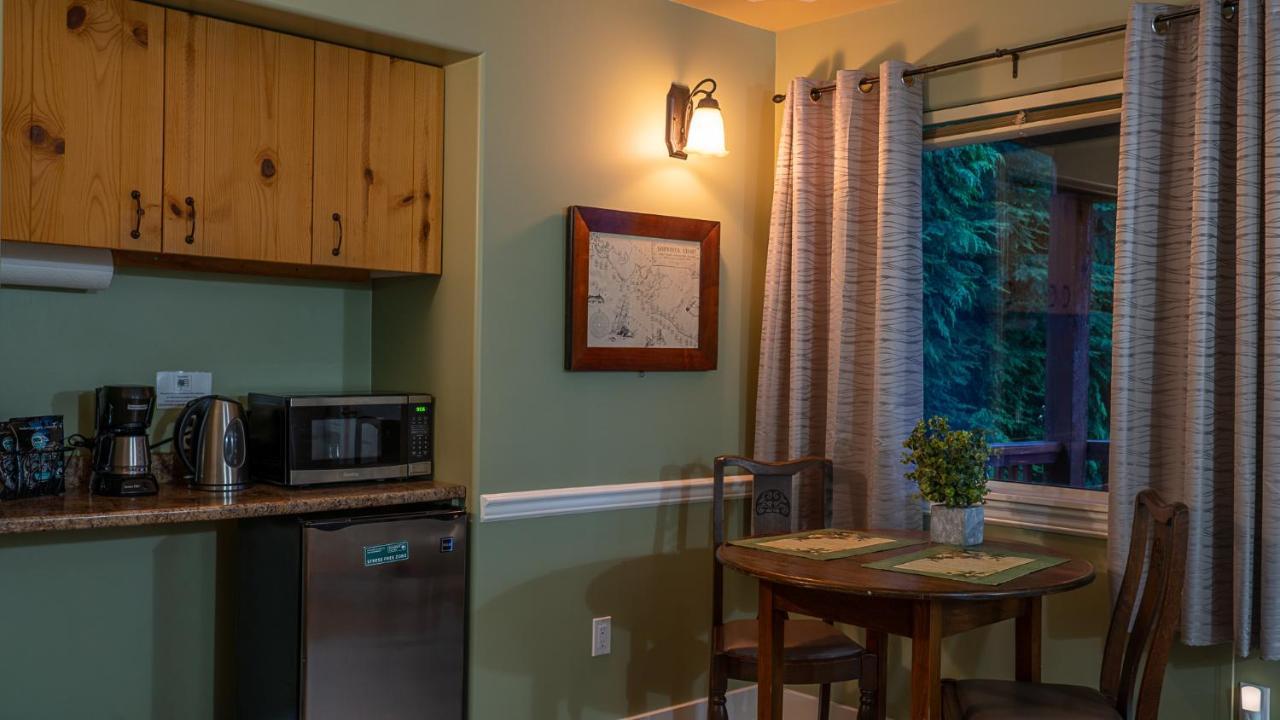 Wild Pacific Guest Suites ユクルーレット エクステリア 写真