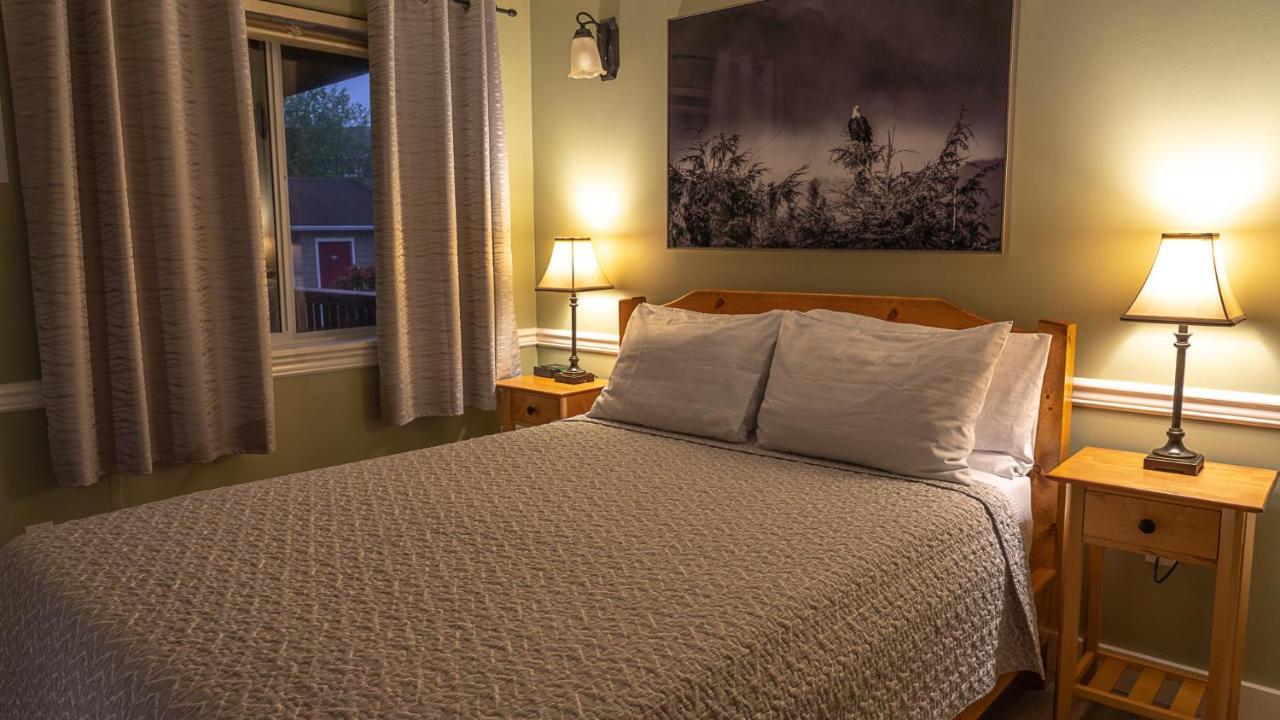 Wild Pacific Guest Suites ユクルーレット エクステリア 写真